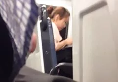 这家伙性交了一个热情的女朋友，两个洞都有华丽的胸部