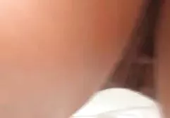 有突出的乳头strapon女孩的妇产科医师女同性恋者在办公室