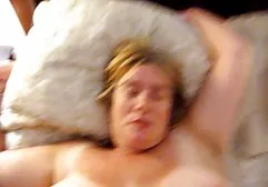 在性交之前由一个人姿势69抚摸的瘦女孩