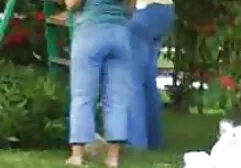 男按摩师引起了处女，并要求她在沙发上做爱。