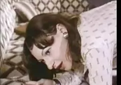 一个年轻的家伙带着一个很酷的混蛋讨好他的女朋友