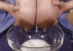 两个可爱的金发女郎同意团体性交