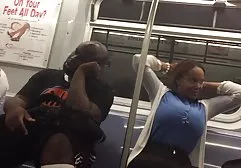 三个年轻人在一个年龄的时候性交了一个热的金发女郎