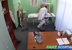 丰满多汁的摩洛伊斯兰解放阵线自慰在摄像头上