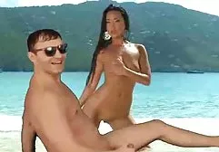 那个家伙在办公室中间性交丰满的黑发