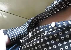 年轻的俄罗斯人更喜欢他妈的而不是把他们插入手机。