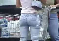 纹身的黑发高兴地让按摩师的鸡巴进入她的阴部