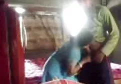 坚持与美丽的乳房女佣，并传播她的性别