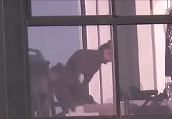 紧身衣裤紧身衣的独奏有吸引力的深色头发的女孩