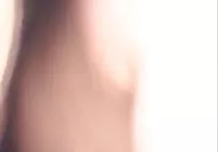 有长的头发的赤裸浅黑肤色的男人在新鲜空气由癌症操