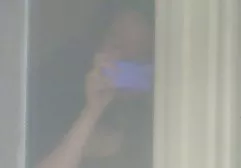 那家伙扑向俄罗斯女友并将她归于床上