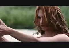 赤裸的宝贝伸展她的双腿，并在她湿漉漉的阴部放一个假阳具