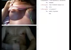 年轻没有经验的男孩在沙发上撕毁两个深色的姐妹