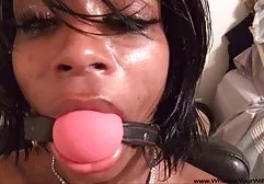 一位中年黑发女子传播她的双腿自慰阴道