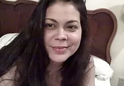 贪得无厌的黑发做口交和跳上橡胶假阳具