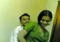 俄罗斯学生在小屋里举行了一场堕落的醉酒派对