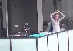 有魅力的女孩与一个新人做爱