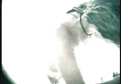 在一个破旧的母亲身上扔了几根棍子