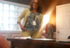 两个家伙无法抗拒，并在圣诞树附近操他的女朋友