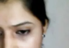 非常漂亮苗条的黑发女郎，大胸部很难干