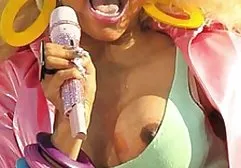 灵活的美丽女孩经常改变私人铸造的姿势