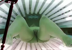 坐在振动器上让朋友深口交，坐在鸡巴上面