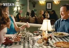 怀孕的妻子丈夫舔毛茸茸的猫，轻轻地撕下来