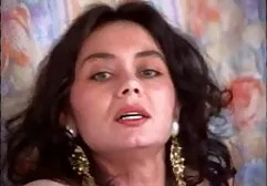 长腿的黑发在肛门铸造上闪耀着工作的战利品