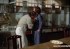 肛交与一个俄罗斯女孩谁不刮她的阴部，给了一个很多人的嗡嗡声