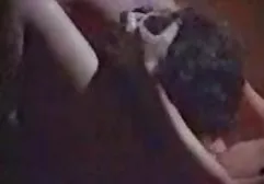 洗完洗后，女朋友舔在浴室里的金发小猫