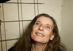 剃光的金发猫准备与沙发上的陌生人醉酒性