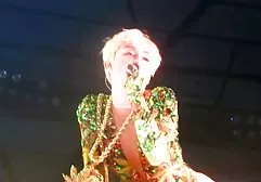 性感的女孩脱下她的内衣，猛地关闭了