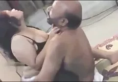 成熟的宝贝把手指放在她的阴部，并没有留下她的皮大衣没有高潮