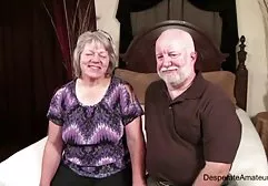 在一个伟大的口交纹身婊子让自己在一个美丽的屁股性交