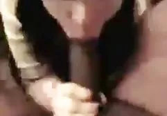 金发女郎有网络摄像头的性别，并用振动器满足自己