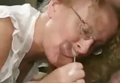 金发的母亲传播她的双腿，抚摸粗野的阴户