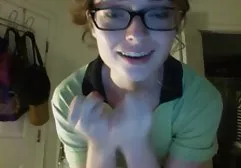 诱人的婊子在网络摄像头上炫耀她美丽的双腿