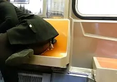 纹身的黑发给第一个人的年轻人口交