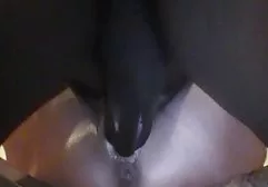 辣妹诱惑了一个长腿的年轻人，沉迷于口交