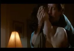 肚脐的红头发人穿孔的女孩在俄国浴以后赤裸地放置在雪