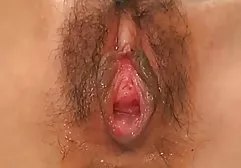 在清新的空气中，一个戴着眼镜的眼镜布鲁克吸吮一个坚持的阴茎