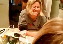 年轻的夫妇在走廊上的桌子上做了性感温柔的性