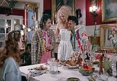 热情的夫妇在花园里轻轻地做爱