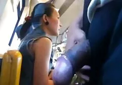 聪明的金发女郎很高兴地把自己交给了一个新人