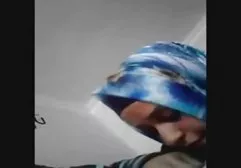 可爱的女孩娜塔莎性交与两个家伙