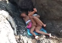 自然乳房的女孩自慰剃光和湿的阴部