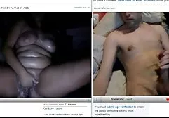 女孩乱搞她的海滩的恋人在车手的姿势