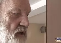 母亲和儿子在浴室关闭并进行性交