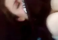 长发苗条的女孩炫耀她的小屁股