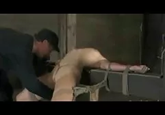 充满激情的俄罗斯母亲接触年轻的金发女郎剃光的阴部